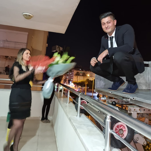 Kız isteyeceği eve eşya taşıma asansörüyle balkondan girdi