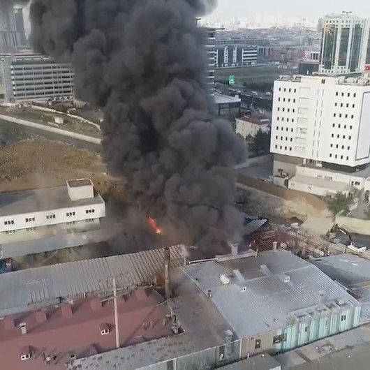Küçükçekmecedeki hurdalık alanda yangın çıktı