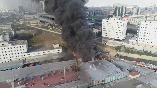 Küçükçekmece'deki hurdalık alanda yangın çıktı