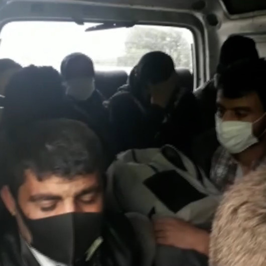 Adana’da 9 kişilik araçtan 18 kişi çıktı