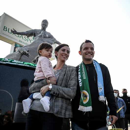 Bursasporun efsanesi Batallanın heykeli törenle tesislere dikildi