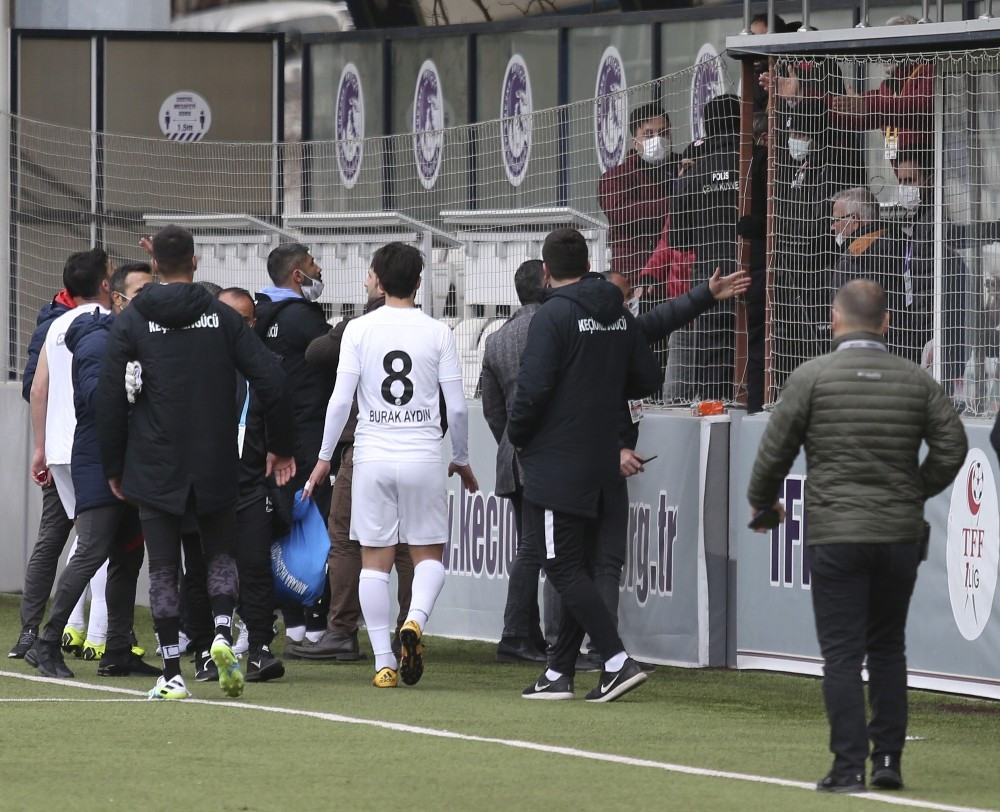 Futbolcular bir anda basın tribününe yöneldi.