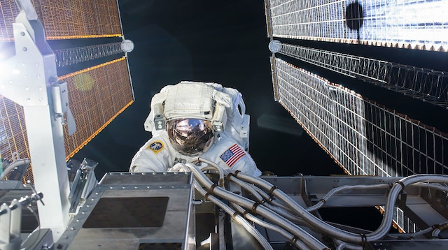 NASA astronotu uzay yürüşünde.