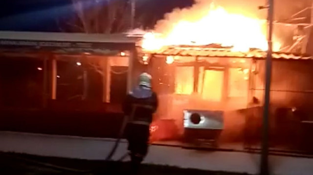 Tarsus'ta bir kafe alevlere teslim oldu