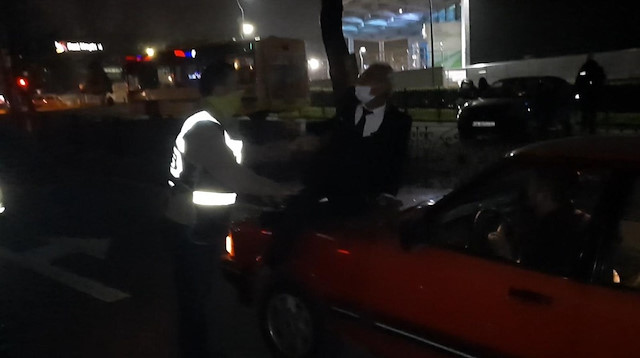 Bursa'da alkollü sürücü aracını bağlatmamak için kaputa oturup polislere direndi