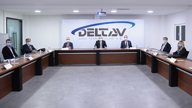 وزير الصناعة التركي يزور منشأة "Delta V" لتكنولوجيا الفضاء