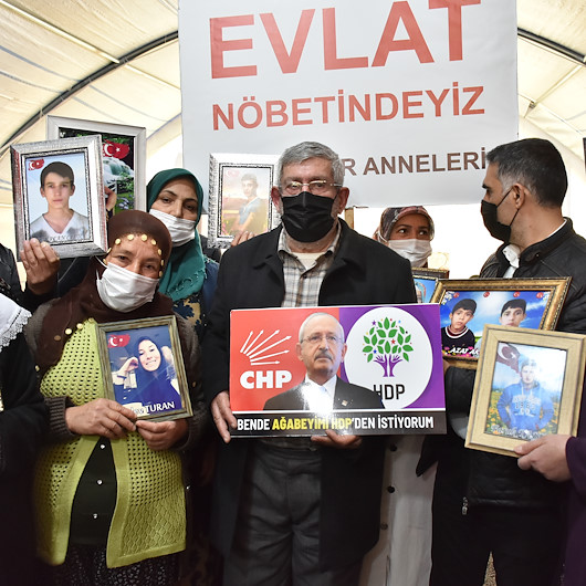 Kılıçdaroğlu’nun kardeşi ‘Ben de ağabeyimi HDP’den istiyorum’ pankartı açtı