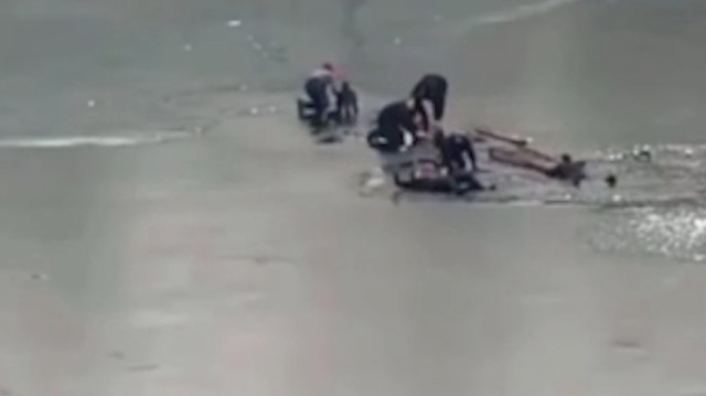 Ukrayna’da buz tutan nehre düşen 4 kişi son anda kurtarıldı
