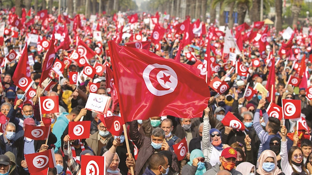 “Sebat ve devlet kurumlarının korunması” sloganıyla düzenlenen yürüyüş, başkent Tunus’ta yapıldı.