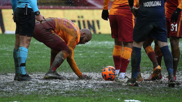 Galatasaray-Kasımpaşa maçında Mostafa Mohamed'in penaltı atışı öncesinde Marcao'nun zemini düzeltmesi yılın fotoğraflarına aday olarak gösterilmişti.