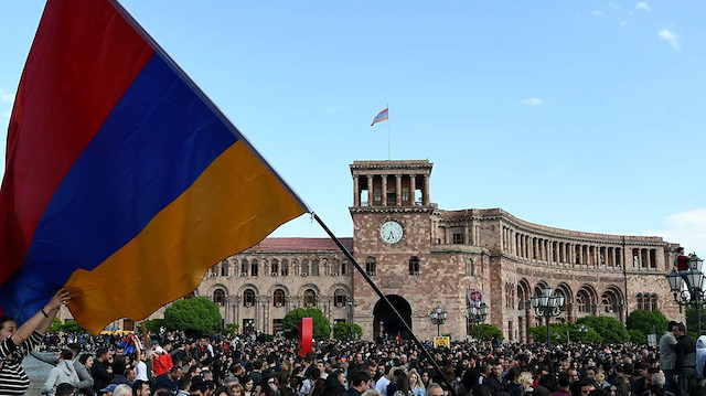 Ermenistan'da protestocular hükümet binasını bastı