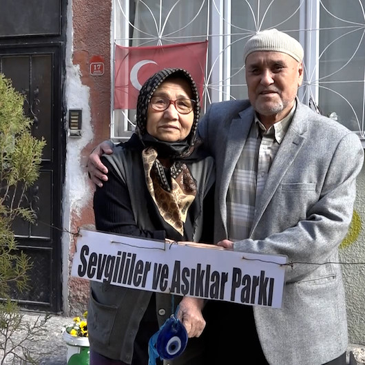 79 yaşındaki Memduh Amca, felç geçiren eşi için sokağı çiçek bahçesine çevirdi