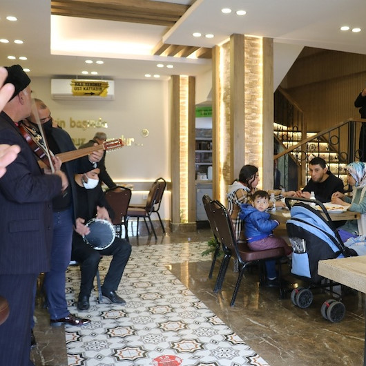 Gaziantepte kebapçılar ilk müşterilerini müzik, halay ve türküyle karşıladı