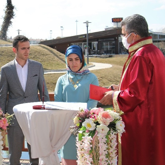 Normalleşme sürecinin ilk gününde çiftler soluğu nikah dairelerinde aldı