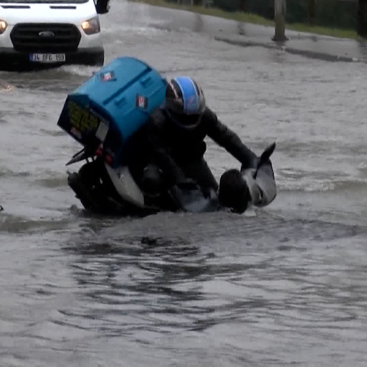 Bağcılarda su borusunun patlaması ve moto kuryenin çukura düşme anları kamerada
