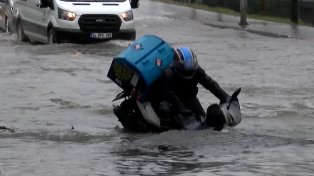 Bağcılar'da su borusunun patlaması ve moto kuryenin çukura düşme anları kamerada