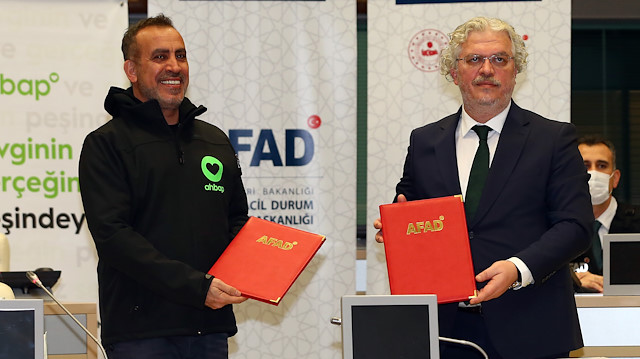 FAD Başkanvekili Hamza Taşdelen ve Ahbap Derneği Başkanı Haluk Levent iş birliği protokolünü imzaladı. 
