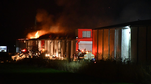 Kahramanmaraş'taki tekstil fabrikasının deposunda çıkan yangına itfaiye ekipleri müdahale ediyor.