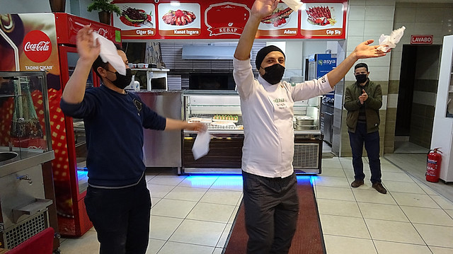 Düzce'de lokantacılar, kafe ve restoranların açılmasını halay çekerek kutladı