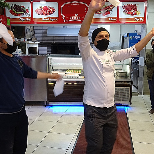 Düzcede lokantacılar, kafe ve restoranların açılmasını halay çekerek kutladı