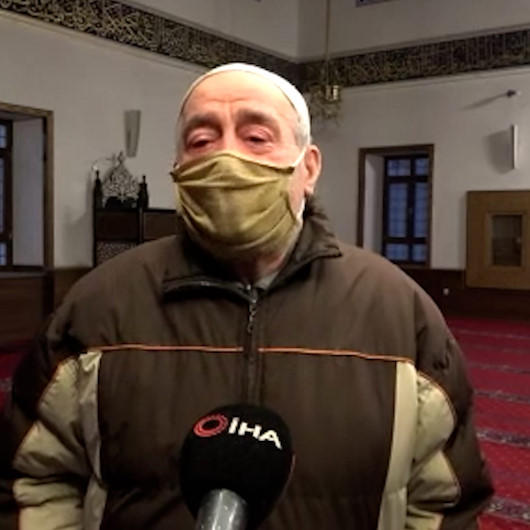 Elazığda uzun zaman sonra camide sabah namazı kılabilen yaşlı amca gözyaşlarına boğuldu