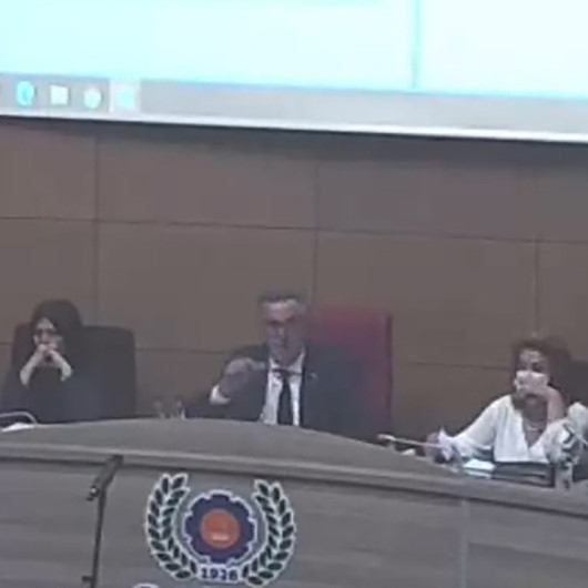 CHPli belediye başkanı Halil Arda partisinin Meclis üyesini zabıta zoruyla dışarı çıkardı