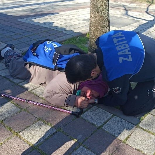 Bursada zabıtadan takdir toplayan hareket: Montunu verdi, eliyle yastık yaptı