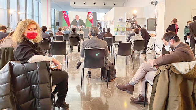 Bir çok ülkeden 50’ye yakın gazetecinin katıldığı bilgilendirme toplantısında Cumhurbaşkanı İlham Aliyev’in soruları tek tek cevapladı. 