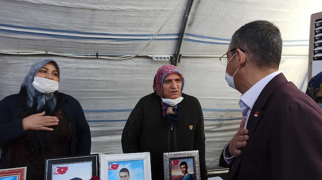 Evlat nöbetindeki ailelerden tepki toplayan CHP'li Özel 'samimi' pozlarını paylaştı