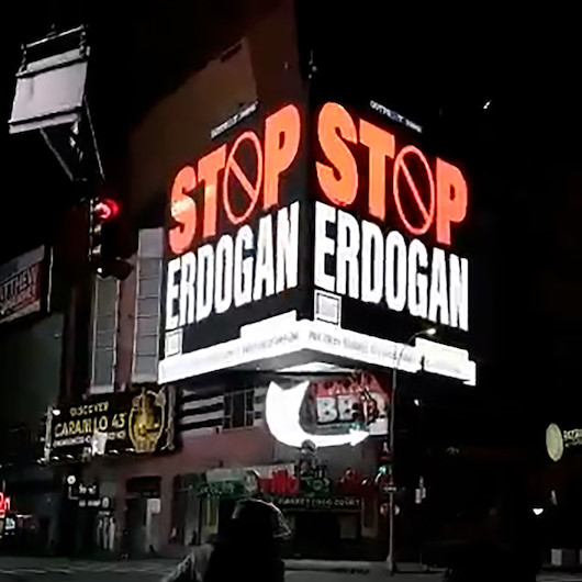 FETÖcülerden alçak propaganda: New Yorktaki panolara Stop Erdoğan yazdırdılar