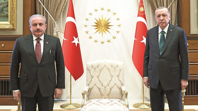 Cumhurbaşkanı Erdoğan, TBMM Başkanı Mustafa Şentop ile Beştepe’de bir araya geldi. Görüşmede yeni sivil anayasa süreci ve Meclis’teki fezlekelerin ele alındığı belirtiliyor. 