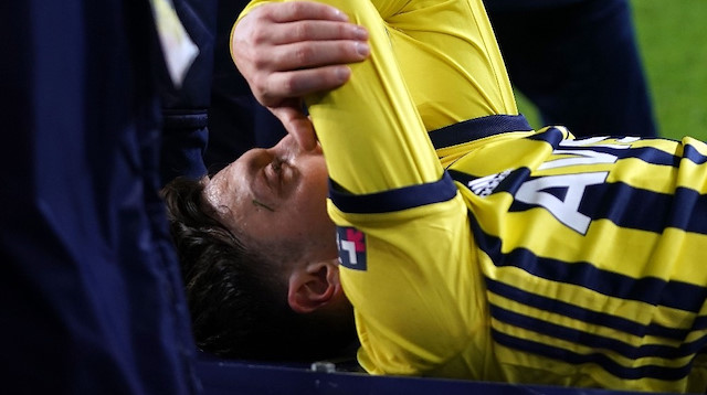 Mesut Özil sedyede büyük üzüntü yaşadı.