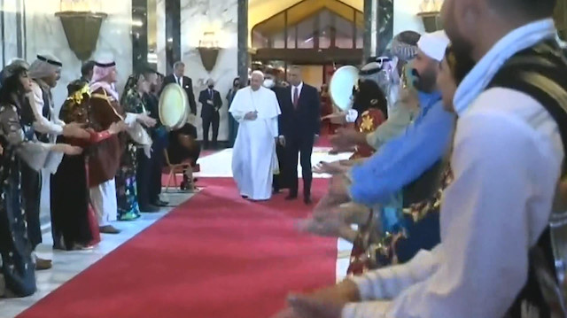 Irak'a giden Papa'yı halayla karşıladılar