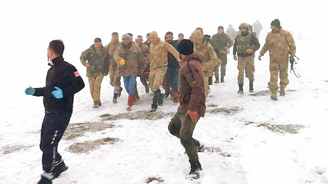 Kahraman askerler yoğun kar yağışı ve sise rağmen birlikleri denetlemek için havalanmıştı.