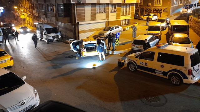 Gaziosmanpaşa'da denetime takılmak istemeyen 3 şüpheli, taksiciye silah dayayıp kaçtı.