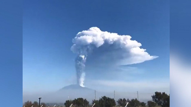 Dumanı üstünde Etna yanardağından ürküten görüntü.