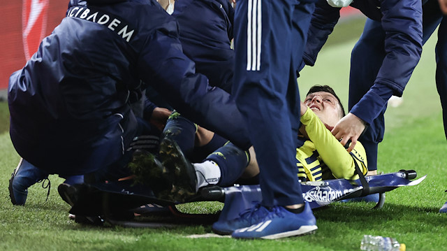 Yaşadığı sakatlık sonrası yere basamayan Mesut Özil, sedye yardımıyla oyundan çıktı.