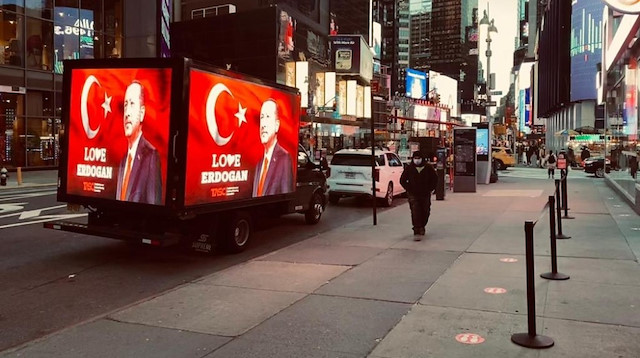 Times Meydanı’nda  "Love Erdogan" yazılı dijital ekranlı kamyonet dolaştırıldı. 