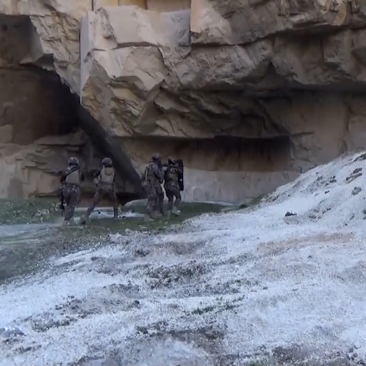 Şanlıurfa’da mağaraya baskın yapan Özel Harekat polisleri kumarhaneyle karşılaştı