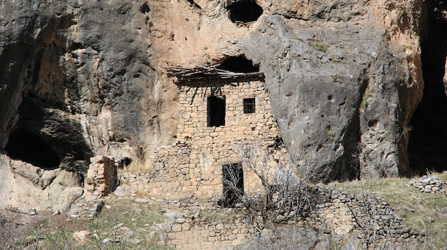 Bin 226 yıllık derin bir geçmişe sahip Hilal köyünde kiliseler, sanatsal yapılar, hatta o dönemlere ait kayaya yapışık dubleks evler bulunuyor. 