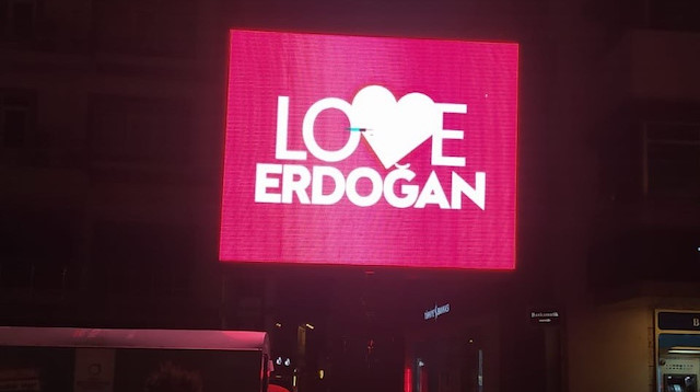 Ordu'da 'Stop Erdoğan' ifadesine cevap olarak 'Love Erdoğan' görselleri yansıtıldı.
