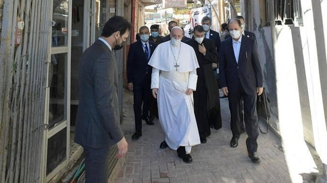 Katoliklerin ruhani lideri Papa Francis ziyaretinin ikinci gününde ülkenin güneyindeki Necef kentine gitti.