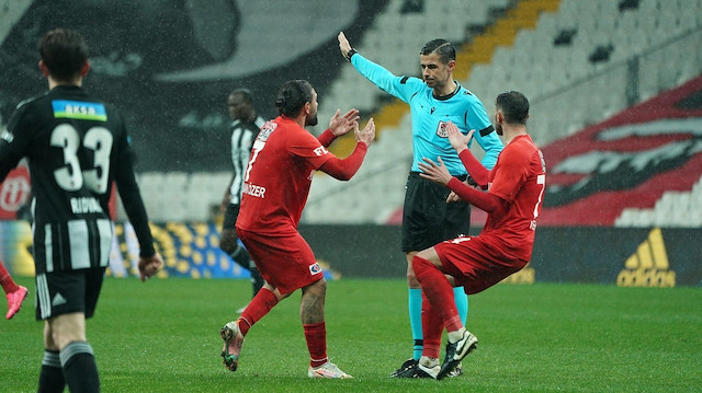 Gaziantep FK'lı futbolcular bir pozisyonda Mete Kalkavan'a itiraz ediyor.