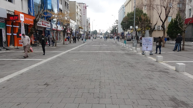 Kentin en işlek caddesi pazar günü boştu.