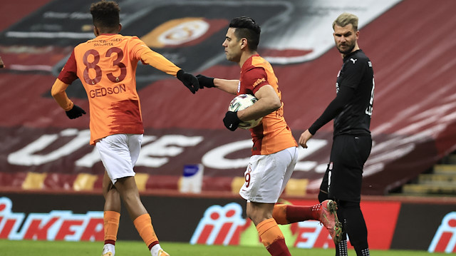 Falcao, Sivasspor maçında iki gol attı ve takımı adına iyi bir performans sergiledi.