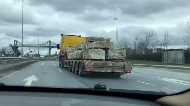 Taş taşıyan tırın tehlikeli yolculuğu kamerada