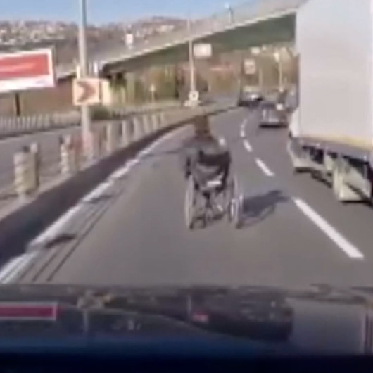 Sürücünün dikkati faciayı önledi: Yolu trafiğe kapatıp tekerlekli sandalyeli kişinin yolun karşına geçmesini sağladı