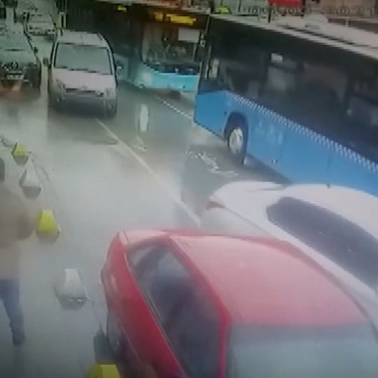 Beykozda yolcu otobüslerinin kafa kafaya çarpıştığı anlar kamerada