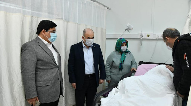 ​Samsun Valisi Zülkif Dağlı, şiddet mağduru kadını hastanede ziyaret etti.