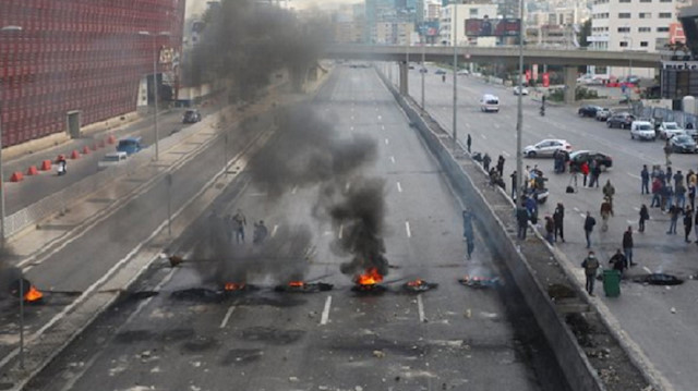 "إثنين الغضب".. محتجون يقطعون الطرق في أنحاء لبنان